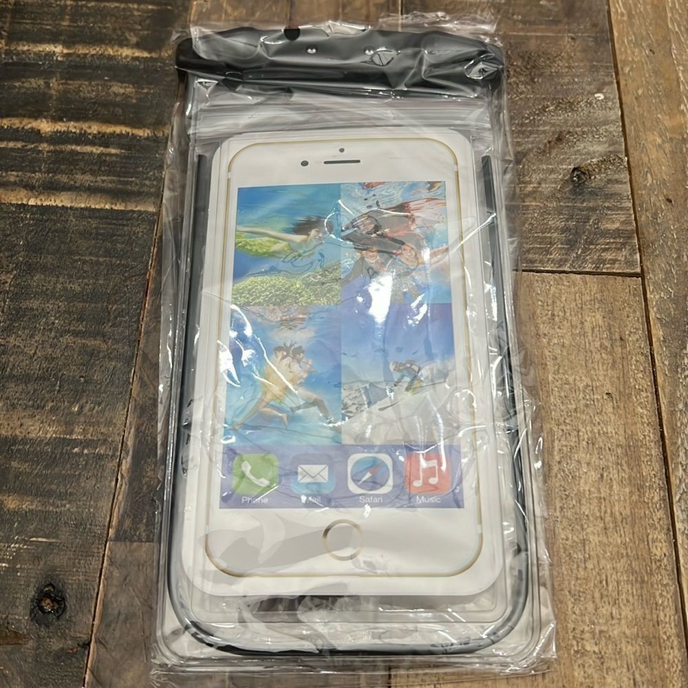 NEW IN BOX WATERPROOF CELL PHONE CASE IN BLACK